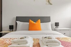 Iron/ironing board, WiFi, bed sheets - New! Spacious 3BR Flat in East London,7min to Tube (Greater London)