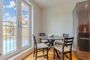 Dining - Charming 3BR Apartment near Wimbledon Park & Tube (Greater London)