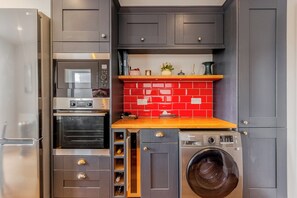 Interior - Charming 3BR Apartment near Wimbledon Park & Tube (Greater London)