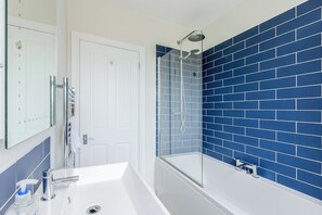 Bathroom - Charming 3BR Apartment near Wimbledon Park & Tube (Greater London)