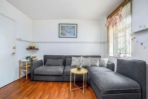 Lit & Airy 2BR Duplex Flat, 2 min to Clapham North