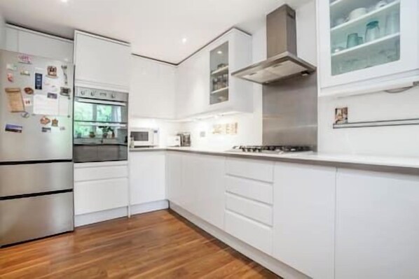 Fridge, microwave, oven, stovetop - Lit & Airy 2BR Duplex Flat, 2 min to Clapham North (London)