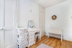 Interior - Lit & Airy 2BR Duplex Flat, 2 min to Clapham North (London)