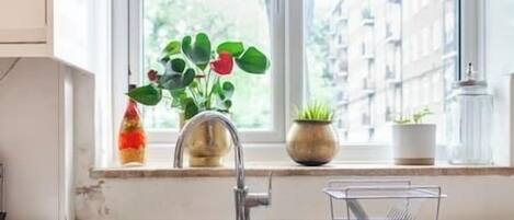 冷蔵庫、電子レンジ、オーブン、コンロ