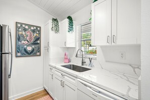 Coffee/tea maker, fridge, microwave, oven - Stylish Garden Retreat in Coconut Grove - Pink (Miami)