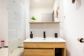 Hair dryer, towels, soap, toilet paper - L'Eden Appart' • Fiber - Garage - Balcony - Calm - Montbéliard - Near Center (Montbéliard)
