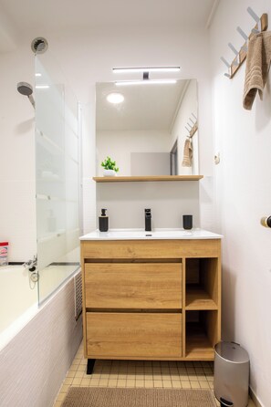 Hair dryer, towels, soap, toilet paper - L'Eden Appart' • Fiber - Garage - Balcony - Calm - Montbéliard - Near Center (Montbéliard)