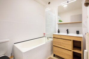 Hair dryer, towels, soap, toilet paper - L'Eden Appart' • Fiber - Garage - Balcony - Calm - Montbéliard - Near Center (Montbéliard)