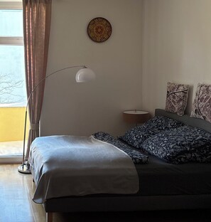 Iron/ironing board, WiFi, bed sheets - At the villa double room (Hildesheim)