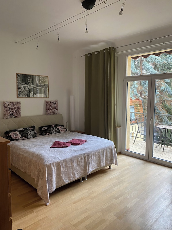 Iron/ironing board, WiFi, bed sheets - At the villa double room (Hildesheim)