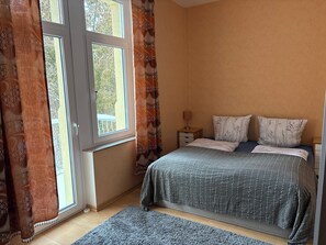 Iron/ironing board, WiFi, bed sheets - At the villa double room (Hildesheim)