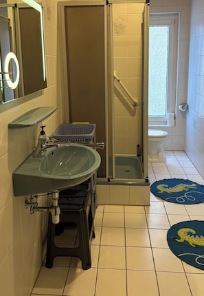 Hair dryer, towels, soap, toilet paper - At the villa double room (Hildesheim)