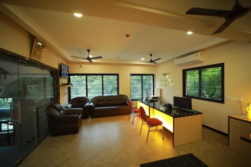 MAJESTIC HOTEL & SERVICE APARTMENTS