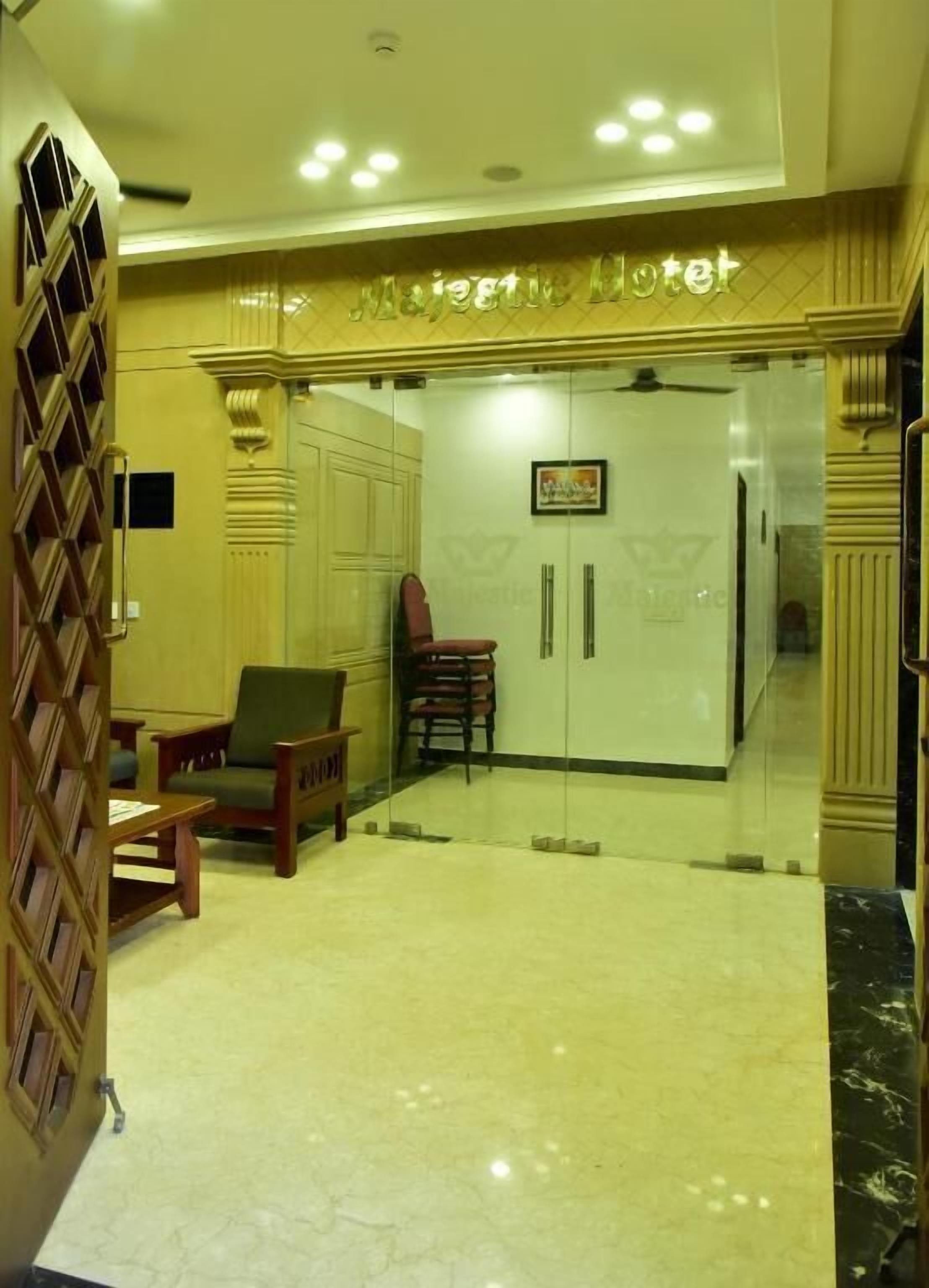 Chambre Quadruple, vue ville | Hall