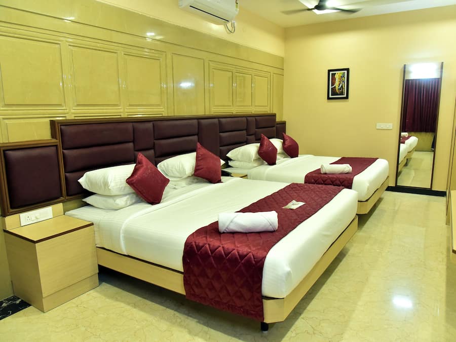 Familien-Vierbettzimmer, Stadtblick | Zimmersafe, kostenloses WLAN