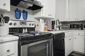 Fridge, microwave, oven, stovetop - Modern Austin Stay • King Bed + Fast WiFi • Near Downtown (Austin)