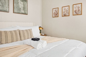 1 bedroom, desk, iron/ironing board, WiFi - Modern Austin Stay • King Bed + Fast WiFi • Near Downtown (Austin)