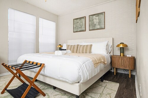 Modern Austin Stay • King Bed + Fast WiFi • Near Downtown