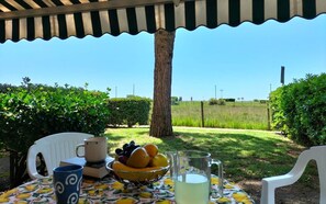 Outdoor dining - Seafront three-room house with garden (Bibione)