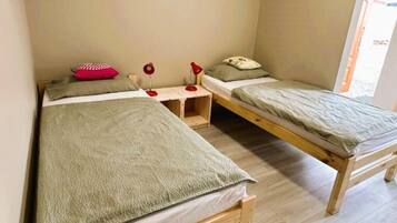 Een strijkplank/strijkijzer, wifi, beddengoed