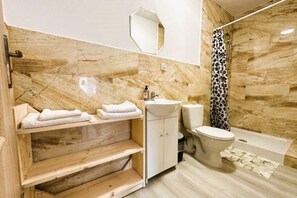 Dusche, Haartrockner, Bidet, HandtĂŒcher