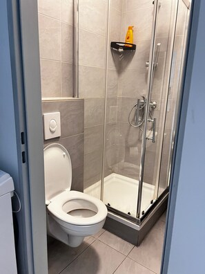 Basic Apartment | Bathroom | Shower, free toiletries, hair dryer, towels - Cozy 2BR Apartment Near Meidling Station (Vienna)