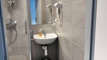 Basic-Apartment | Badezimmer | Dusche, kostenlose Toilettenartikel, Haartrockner, Handtücher