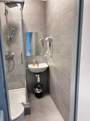 Basic-Apartment | Badezimmer | Dusche, kostenlose Toilettenartikel, Haartrockner, Handtücher