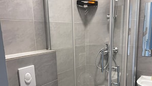 Basic Apartment | Bathroom - Cozy 2BR Apartment Near Meidling Station (Vienna)