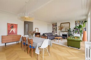 Books, stereo - Spacious and quiet family apartment, hypercentral - 7 pers. + baby (Paris)