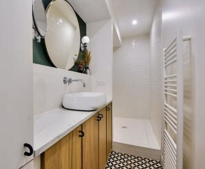 Shower, hair dryer, towels, soap - Spacious and quiet family apartment, hypercentral - 7 pers. + baby (Paris)
