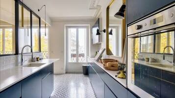Fridge, oven, stovetop, dishwasher