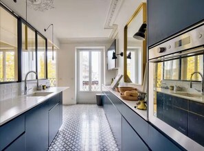 Fridge, oven, stovetop, dishwasher - Spacious and quiet family apartment, hypercentral - 7 pers. + baby (Paris)