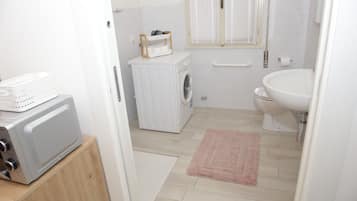 Doccia, asciugacapelli, asciugamani, sapone