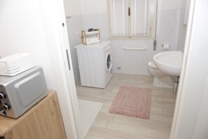 Doccia, asciugacapelli, asciugamani, sapone