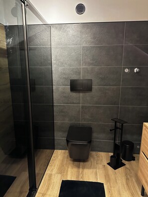 Douche, sèche-cheveux, serviettes fournies, savon