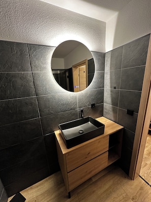 Dusche, Haartrockner, Handtücher, Seife
