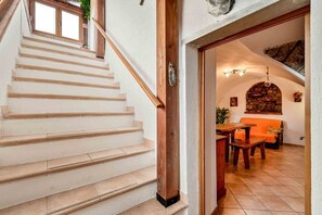 Interior - The Rustico di Zignago, located in the picturesque area of ​​Debbio, offers a unique experience that seems to transport you to another era.This rustic house is the ideal refuge for those seeking tranquility and authenticity.Ground Floor:Living Room w (Zignago)