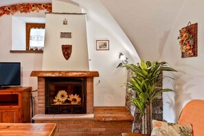 Interior - The Rustico di Zignago, located in the picturesque area of ​​Debbio, offers a unique experience that seems to transport you to another era.This rustic house is the ideal refuge for those seeking tranquility and authenticity.Ground Floor:Living Room w (Zignago)