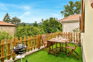 Outdoor dining - The Rustico di Zignago, located in the picturesque area of ​​Debbio, offers a unique experience that seems to transport you to another era.This rustic house is the ideal refuge for those seeking tranquility and authenticity.Ground Floor:Living Room w (Zignago)