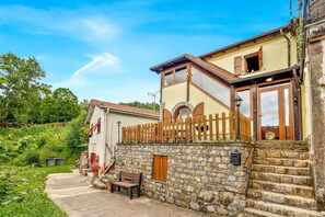 Exterior - The Rustico di Zignago, located in the picturesque area of ​​Debbio, offers a unique experience that seems to transport you to another era.This rustic house is the ideal refuge for those seeking tranquility and authenticity.Ground Floor:Living Room w (Zignago)