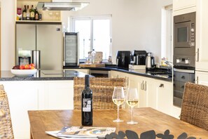 Fridge, microwave, oven, dishwasher - Vila Alporchinhos - Large villa close to the beach (Porches)