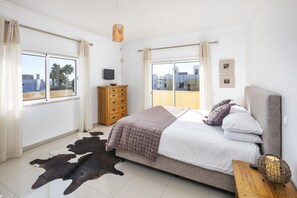 6 bedrooms, iron/ironing board, bed sheets - Vila Alporchinhos - Large villa close to the beach (Porches)