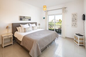 6 bedrooms, iron/ironing board, bed sheets - Vila Alporchinhos - Large villa close to the beach (Porches)