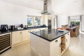 Fridge, microwave, oven, dishwasher - Vila Alporchinhos - Large villa close to the beach (Porches)