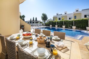 Outdoor dining - Vila Alporchinhos - Large villa close to the beach (Porches)