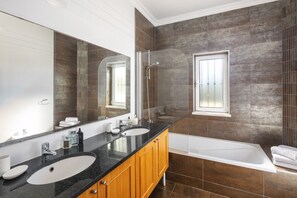 Shower, hair dryer, towels, shampoo - Vila Alporchinhos - Large villa close to the beach (Porches)