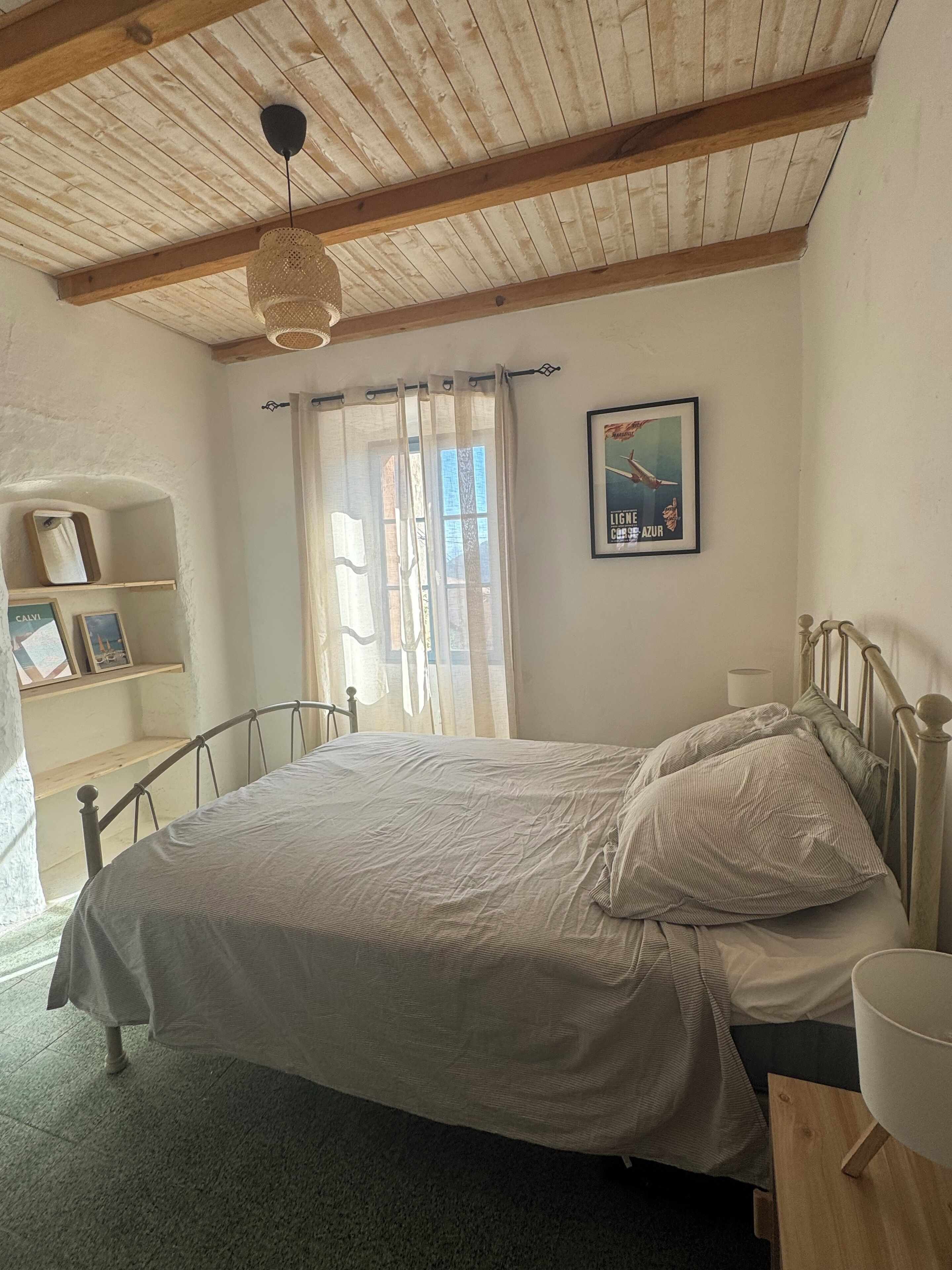 Tabla de planchar con plancha, wifi, ropa de cama