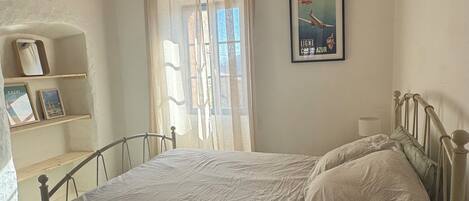 Tabla de planchar con plancha, wifi, ropa de cama