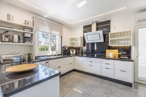 Private kitchen - Can Pedro, elegant villa in Llenaire 3 min walk from the beach! (Port de Pollença)